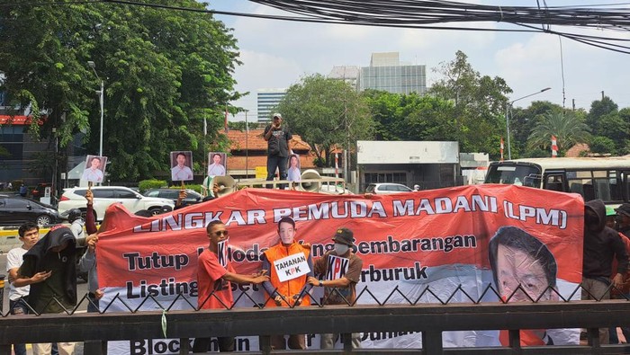 Lingkar Pemuda Madani (LPM) menggelar aksi demonstrasi di depan kantor KPK, Jakarta Selatan.