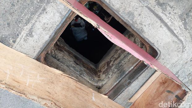 Lubang di Jalan Purwakarta membahayakan pengendara.
