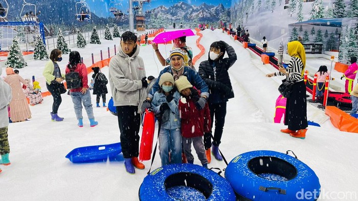 Main Salju di Snow World Surabaya