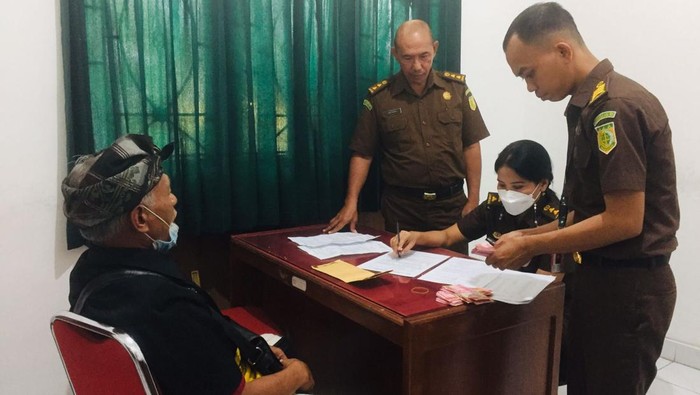 Mantan Bendesa Adat Anturan KW saat mengembalikan bonus kaveling tanah yang diterimanya dari tersangka, Rabu (10/8/2022).