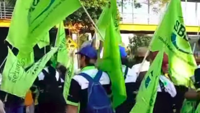 Massa buruh long march dari Tebet ke DPR, Rabu (10/8/2022). Foto tangkapan layar Instagram Jakarta Info yang diunggah oleh pemilik Ni Wayan Dessy atau @niwayski.