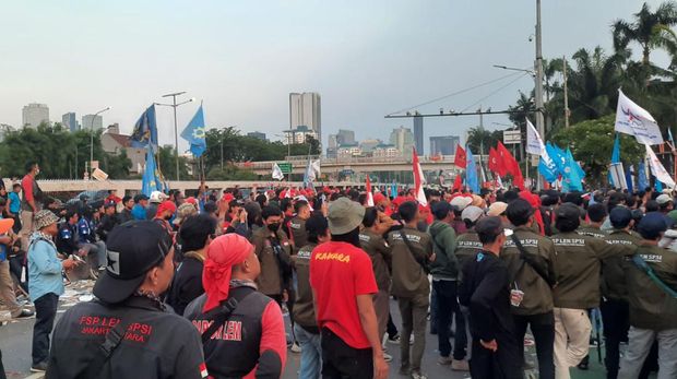Massa buruh masih bertahan di depan gedung DPR, Rabu (10/8/2022) petang.