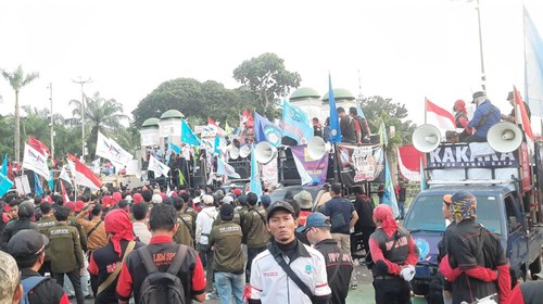 Massa buruh masih bertahan di depan gedung DPR, Rabu (10/8/2022) petang.