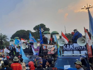 Massa Buruh Masih Bertahan di DPR, Lalin Gatsu Masih Ditutup