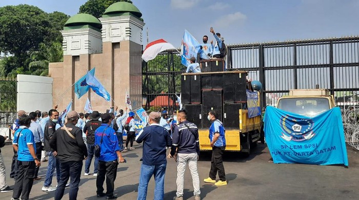 Massa buruh mulai berdatangan untuk demo di depan DPR.