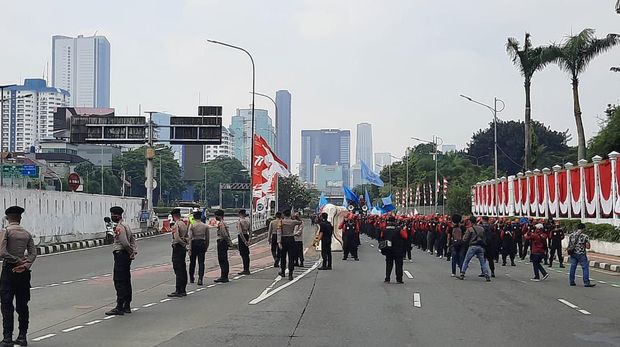 Massa buruh sudah berdatangan di depan gedung DPR, Rau (10/8/2022). Massa membentuk barisan.