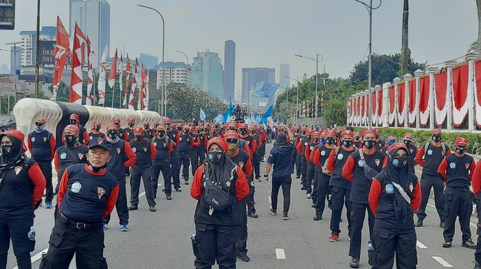 Massa buruh sudah berdatangan di depan gedung DPR, Rau (10/8/2022). Massa membentuk barisan.