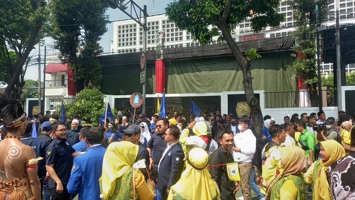 Massa Koalisi Indonesia Bersatu (KIB) yang terdiri dari Partai Golkar, Partai Amanat Nasional (PAN), dan PPP meramaikan pendaftaran Pemilu 2024 di depan gedung KPU. Ramainya massa KIB berimbas lalu lintas (lalin) kendaraan di depan gedung KPU tersendat.