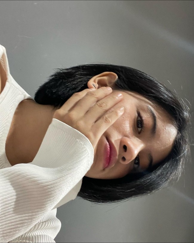 Nama Melati Sesilia sempat viral karena terlihat membantu ibunya berjualan nasi bakar di pinggir jalan dalam sebuah video unggahan TikTok. Walaupun sudah jarang tampil di layar kaca namun Melati cukup aktif di media sosialnya. Foto: Instagram/@melati.sesilia