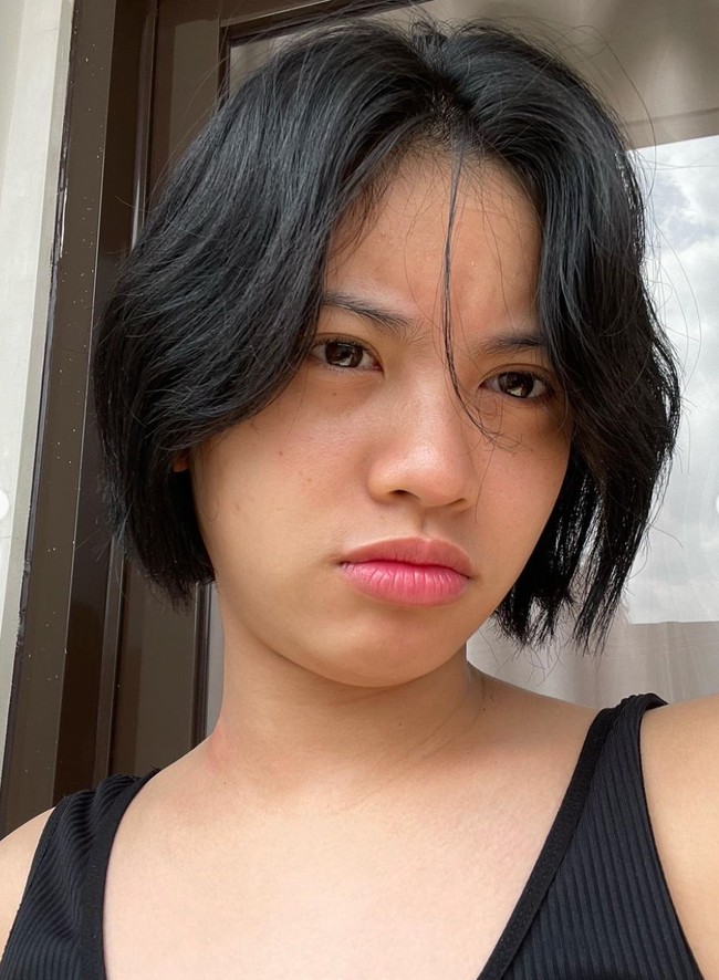 Melalui akun Instagramnya, pemilik pengikut sebanyak 127 ribu itu kerap membagikan foto-foto dirinya. Seperti dalam foto yang satu ini, ketika Melati tampak memamerkan wajah polosnya tanpa pulasan makeup sedikitpun. Foto: Instagram/@melati.sesilia