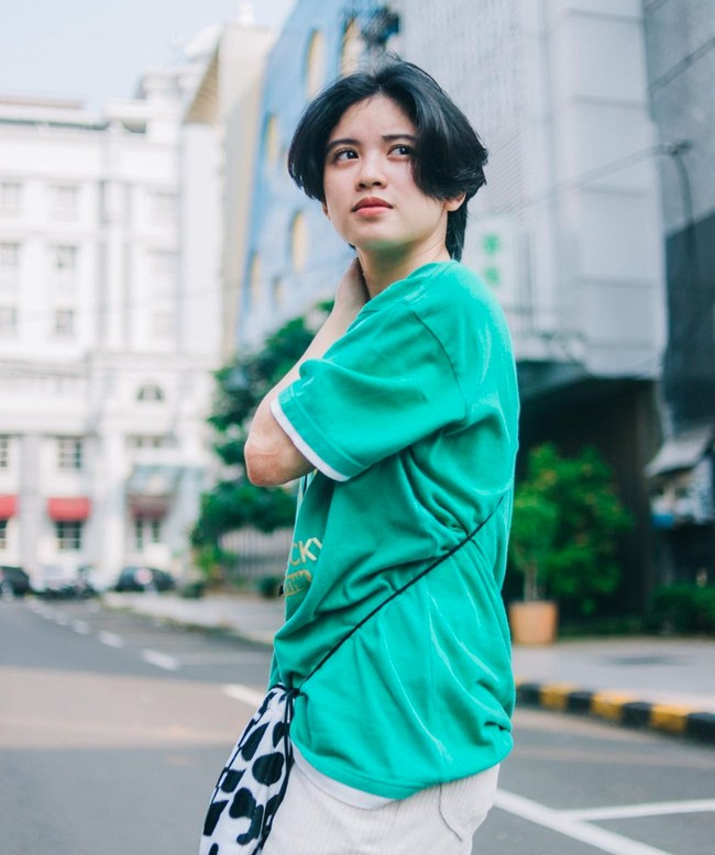 Melati juga pernah mencoba gaya rambut yang lebih pendek dari rambutnya saat ini. Begini gayanya sambil mengenakan outfit santai. Foto: Instagram/@melati.sesilia