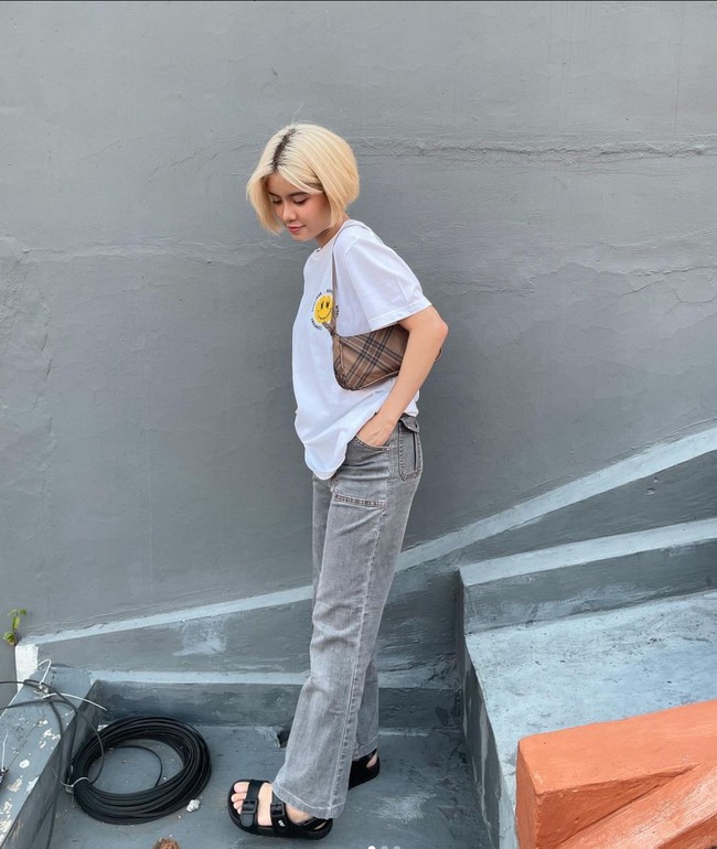 Sebelum berambut hitam pendek seperti saat ini, Melati rupanya sempat bergonta-ganti gaya rambut. Dengan rambut pirang pendek seperti ini, penampilannya tetap terlihat memukau. Foto: Instagram/@melati.sesilia