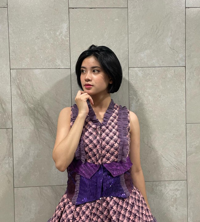 Beberapa waktu lalu Melati Sesilia tampak ikut berpartisipasi merayakan ulang tahun ke-10 JKT 48. Karena memiliki penampilan yang mirip, sama-sama berambut pendek, Melati pun jadi disamakan dengan Jeje Slebew. Dalam sebuah video yang diunggah di media sosial, Melati terlihat kesal dan tak ingin disamakan dengan Jeje. Ia sempat menutup wajahnya kala beberapa temannya memanggilnya dengan sebutan Jeje. Foto: Instagram/@melati.sesilia