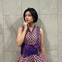 Beberapa waktu lalu Melati Sesilia tampak ikut berpartisipasi merayakan ulang tahun ke-10 JKT 48. Karena memiliki penampilan yang mirip, sama-sama berambut pendek, Melati pun jadi disamakan dengan Jeje Slebew. Dalam sebuah video yang diunggah di media sosial, Melati terlihat kesal dan tak ingin disamakan dengan Jeje. Ia sempat menutup wajahnya kala beberapa temannya memanggilnya dengan sebutan Jeje. Foto: Instagram/@melati.sesilia