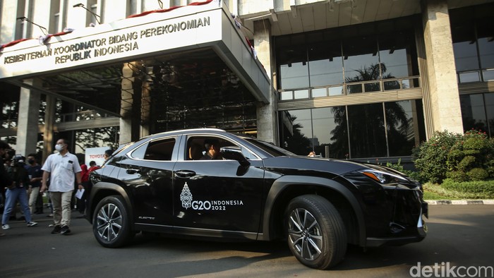 Kementerian Koordinator Bidang Perekonomian melakukan serah terima mobil listrik yang dipinjamkan oleh PT Toyota Astra Motor. Nantinya mobil listrik ini digunakan untuk kendaraan pimpinan dan tamu-tamu negara dalam pertemuan KTT G20 di Bali pada November 2022 mendatang. Mobil listrik yang dipinjamkan merupakan jenis Lexus UX 300e sebanyak 143 unit.