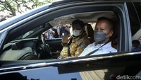 Menteri Koordinator Bidang Perekonomian Airlangga Hartarto dan Menteri Perindustrian Agus Gumiwang Kartasasmita sempat menjajal mobil listrik tersebut di lingkungan kantornya. 