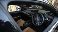 Mobil listrik ini pas jika menyandang gelar Low Profile, High Quality atau mobil ini sangat merendah tampilannya namun dengan jeroan yang berkualitas.