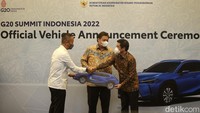 Kementerian Koordinator Bidang Perekonomian melakukan serah terima mobil listrik yang dipinjamkan oleh PT Toyota Astra Motor.