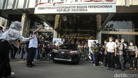 Mobil listrik yang dipinjamkan merupakan jenis Lexus UX 300e.