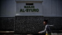 Dasar bangunan berupa bebatuan dan menara puluhan meter yang menjulang tinggi menjadi ciri khasnya.