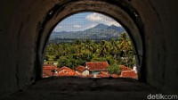 Di menara, tepatnya di lempengan seng pelindung ventilasi, terdapat lubang kecil yang jika dilihat dari kejauhan berbentuk bulat. Lubang kecil itu merupakan bekas peluru yang jadi saksi bisu penyerangan yang dilakukan DI pimpinan Kartosoewirjo dulu.