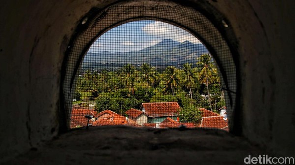 Di menara, tepatnya di lempengan seng pelindung ventilasi, terdapat lubang kecil yang jika dilihat dari kejauhan berbentuk bulat. Lubang kecil itu merupakan bekas peluru yang jadi saksi bisu penyerangan yang dilakukan DI pimpinan Kartosoewirjo dulu. Di menara, tepatnya di lempengan seng pelindung ventilasi, terdapat lubang kecil yang jika dilihat dari kejauhan berbentuk bulat. Lubang kecil itu merupakan bekas peluru yang jadi saksi bisu penyerangan yang dilakukan DI pimpinan Kartosoewirjo dulu.