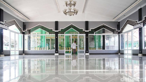 Bangunan Masjid Al-Syuro masih berdiri hingga kini. Ditambah beberapa perbaikan, bangunan berdiri gagah di tengah-tengah perkampungan. Bangunan Masjid Al-Syuro masih berdiri hingga kini. Ditambah beberapa perbaikan, bangunan berdiri gagah di tengah-tengah perkampungan.
