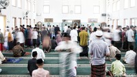 Warga membubarkan diri usaisalat di Masjid Cipari. Awalnya masjid ini hanya mampu menampung sekitar 30 orang saja. Namun telah diperluas.