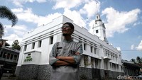 Pengurus Masjid Al Syuro Cipari, Nasyrul Fuad berpose di depan masjid tersebut. Masjid yang lebih dikenal dengan sebutan Masjid Cipari tersebut berada di tengah permukiman warga di Cipari, Desa Sukarasa, Kecamatan Pangatikan, Garut.