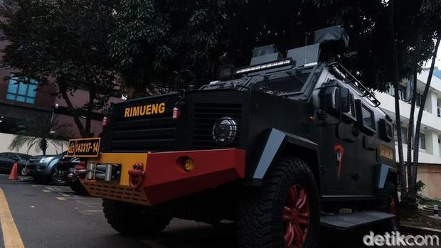 Mobil atau rantis Brimob bertuliskan Rimueng.