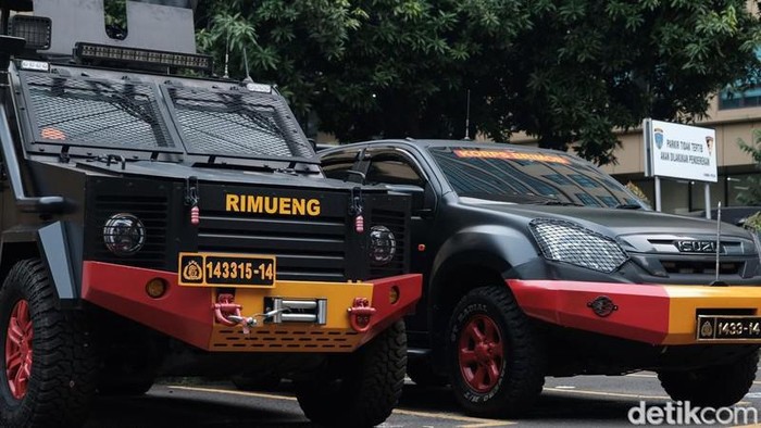 Mobil atau rantis Brimob bertuliskan Rimueng.