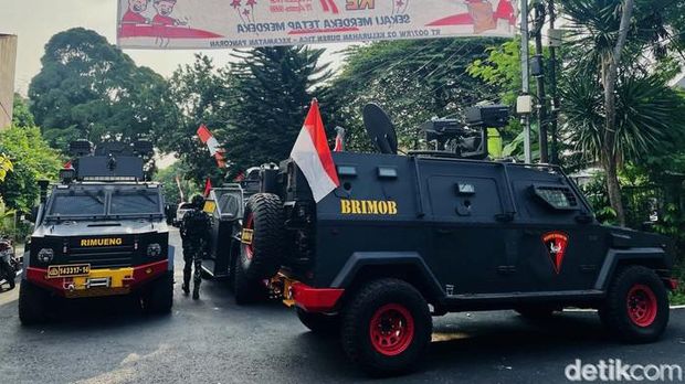 Mobil atau rantis Brimob bertuliskan Rimueng.