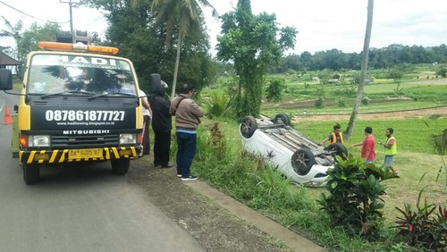 Mobil Suzuki Splash yang terjun ke kuburan di wilayah Kecamatan Sidemen, Kabupaten Karangasem