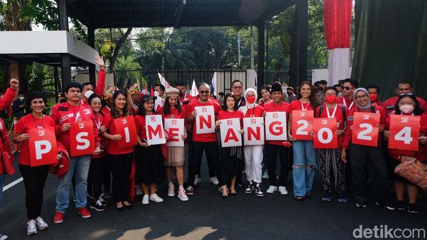 Partai Solidaritas Indonesia (PSI) mendaftarkan menjadi peserta Pemilu 2024. Rombongan PSI dipimpin langsung Giring Ganesha selaku Ketum.