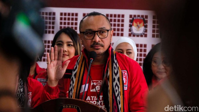 Partai Solidaritas Indonesia (PSI) mendaftarkan menjadi peserta Pemilu 2024. Rombongan PSI dipimpin langsung Giring Ganesha selaku Ketum.