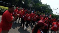 Penampakan massa PSI juga berkumpul di depan gedung KPU.