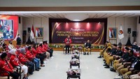 Giring Ganesha memimpin rombongan PSI mendaftarkan sebagai peserta Pemilu 2024 di gedung KPU, Jalan Imam Bonjol, Jakarta Pusat, Rabu (10/8/2022).