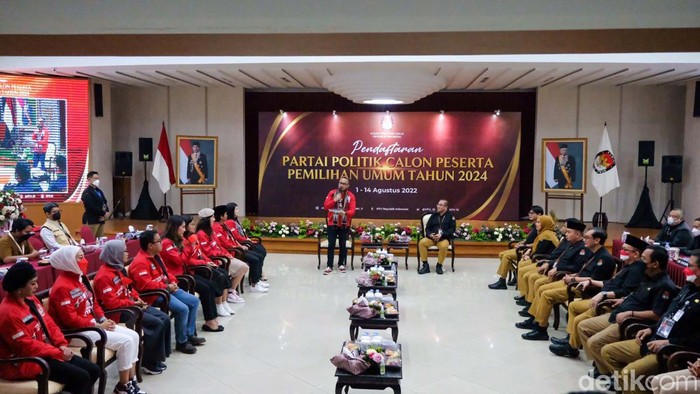 Momen Giring Daftar PSI jadi Peserta Pemilu 2024 ke KPU Partai Solidaritas Indonesia (PSI) mendaftarkan menjadi peserta Pemilu 2024. Rombongan PSI dipimpin langsung Giring Ganesha selaku Ketum.