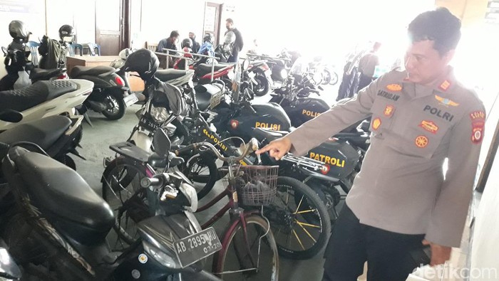 Polisi saat menunjukkan barang bukti berupa satu unit motor hasil kejahatan SA, Rabu (10/8/2022).