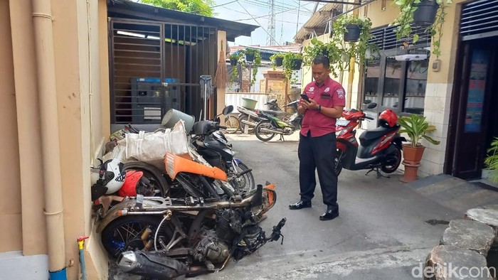 Motor milik korban yang ditabrak Bus Sugeng Rahayu di Madiun