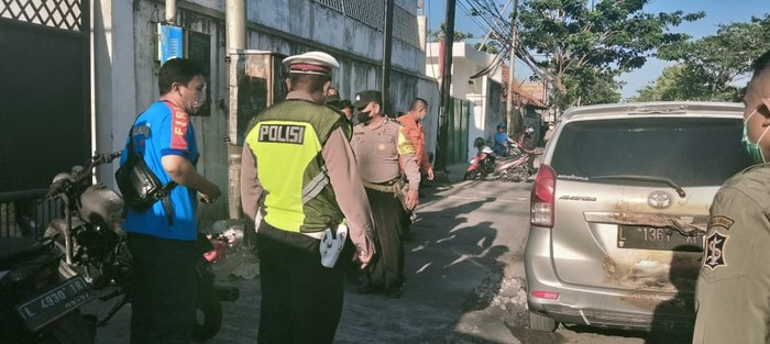 motor terbakar samber mobil parkir di jalan kenjeran