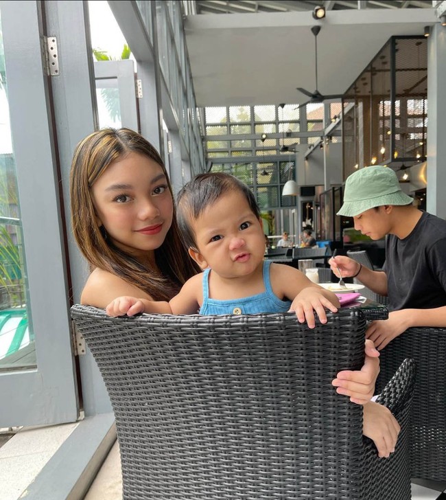 Jarak usia yang terpaut jauh tak menghalangi kedekatan putri sulung dan putri bungsu dari pasangan Nola dan Baldy ini. Foto: Instagram/@riafinola