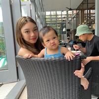 Jarak usia yang terpaut jauh tak menghalangi kedekatan putri sulung dan putri bungsu dari pasangan Nola dan Baldy ini. Foto: Instagram/@riafinola