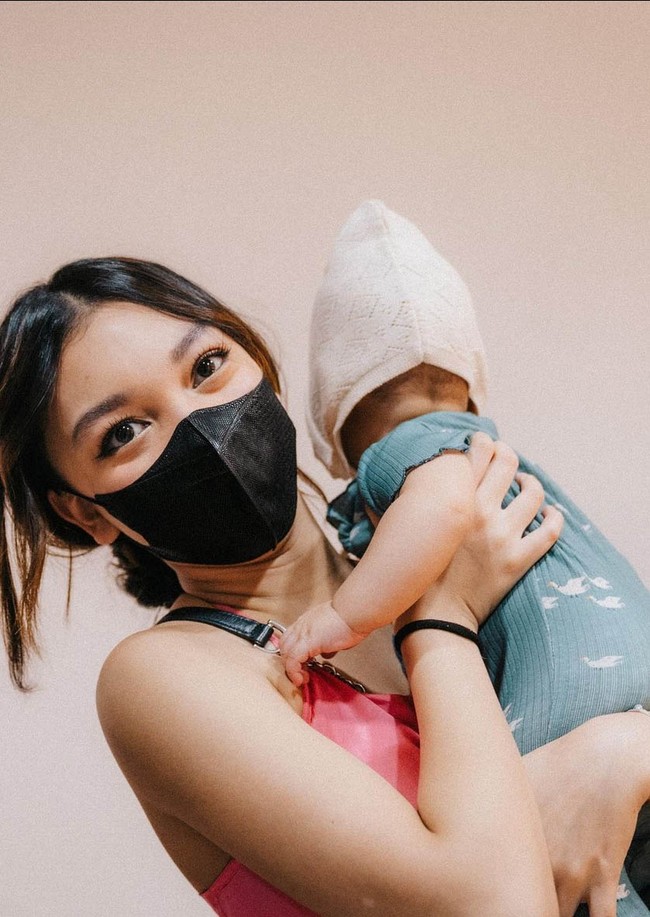 “Cantik bangett ber2❤️😍,” puji netizen lainnya. Foto: Instagram/@riafinola
