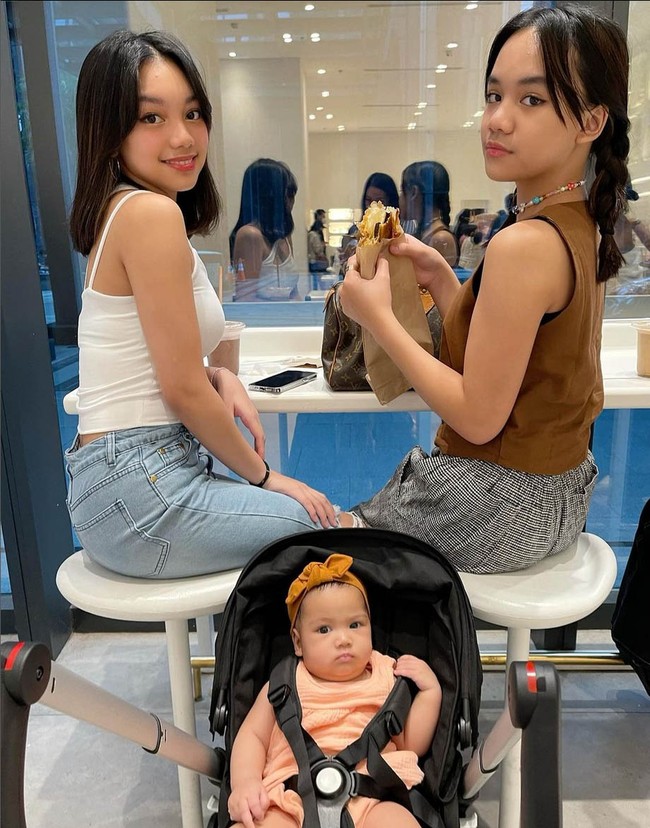 Nakeya pun kerap kali ikut sang kakak nge-mall hingga liburan. Foto: Instagram/@riafinola