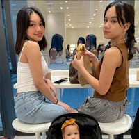 Nakeya pun kerap kali ikut sang kakak nge-mall hingga liburan. Foto: Instagram/@riafinola