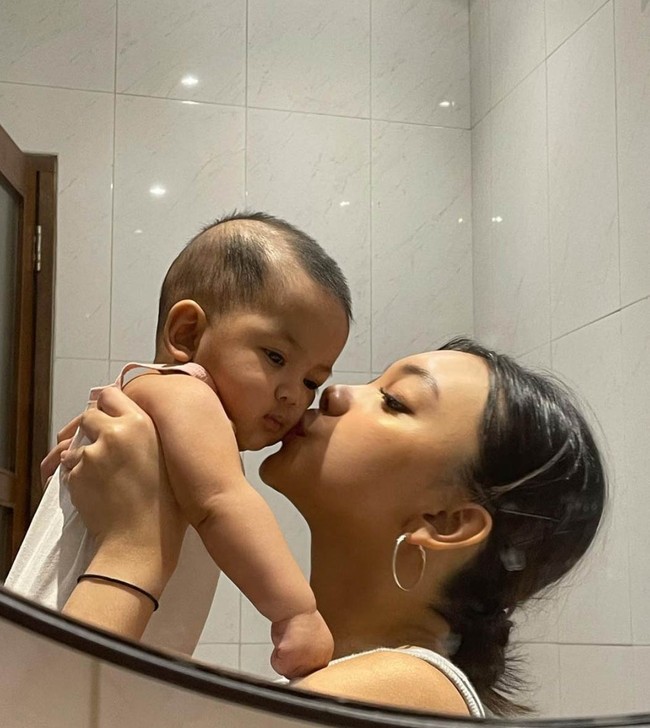 Naura Ayu memperlihatkan rasa sayangnya kepada sang adik bungsu lewat pelukan dan kecupan mesra. Foto: Instagram/@riafinola