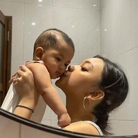 Naura Ayu memperlihatkan rasa sayangnya kepada sang adik bungsu lewat pelukan dan kecupan mesra. Foto: Instagram/@riafinola