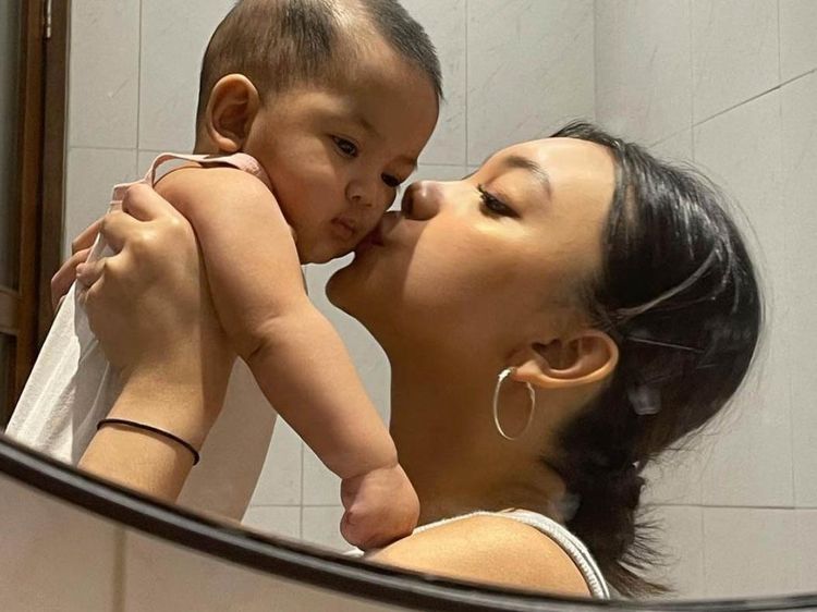 8 Potret Naura Ayu Momong Adik Beda Usia 17 Tahun, Aura Keibuan Terpancar