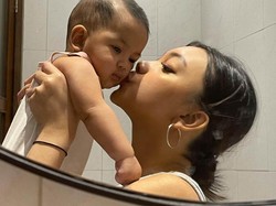 8 Potret Naura Ayu Momong Adik Beda Usia 17 Tahun, Aura Keibuan Terpancar